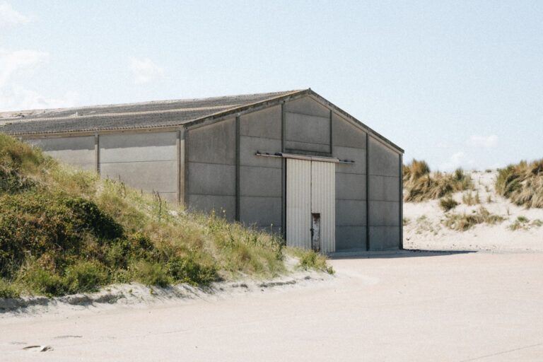Um armazém solitário fica em uma praia de areia serena em Dunkerque, França.