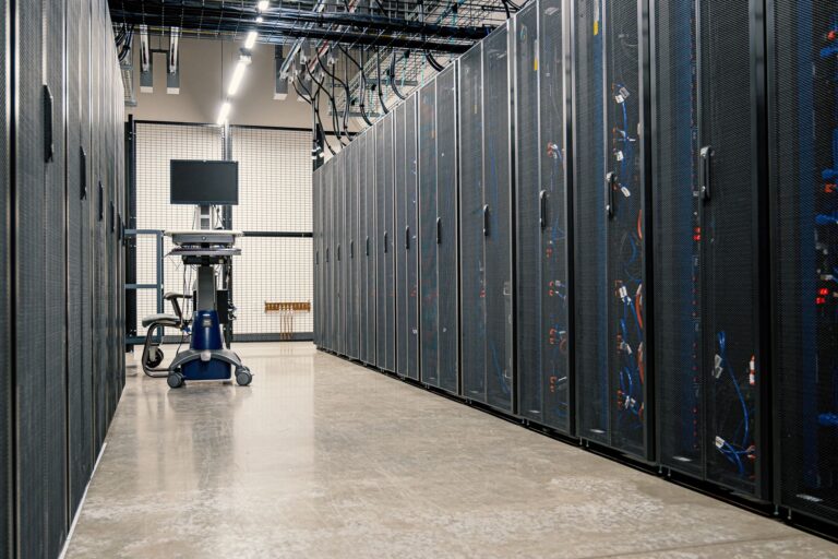 Corredor moderno de data center com racks de servidores e equipamentos de computador. Ideal para conceitos de tecnologia e TI.