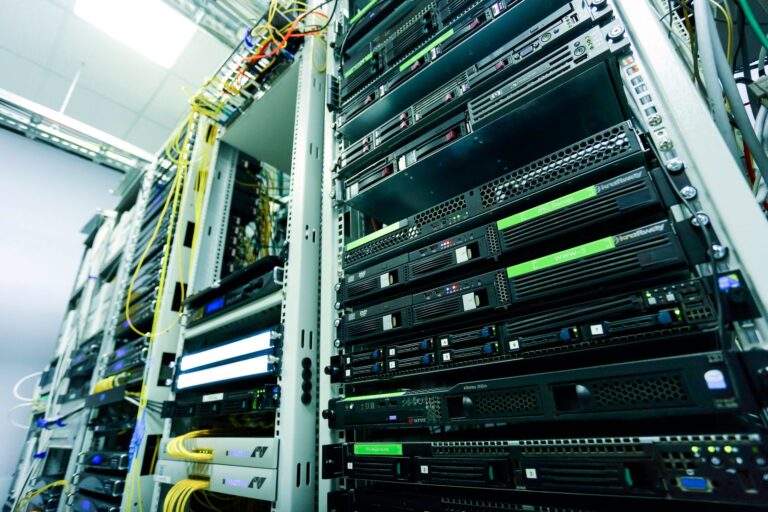 Rack de servidores de alta tecnologia em um data center seguro com cabos de rede e componentes de hardware.